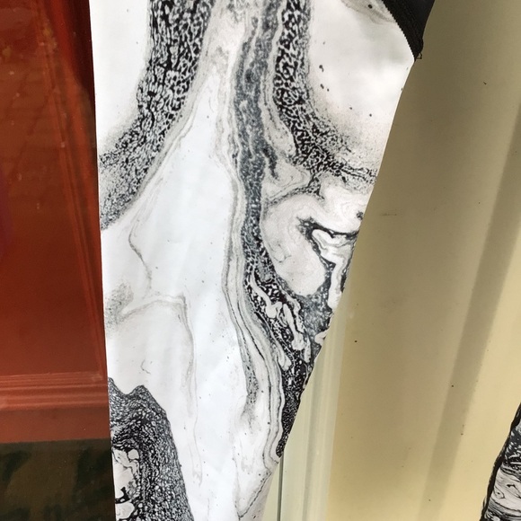 ZYIA Leggings Size XXS Marbled Black White Grey 23" Athletic Workout - Picture 4 of 4